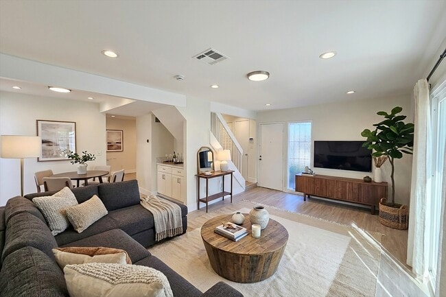 126 Casuda Canyon Dr, Unit D in Monterey Park, CA - Foto de edificio - Building Photo