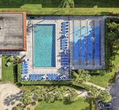 300 S Hollybrook Dr in Pembroke Pines, FL - Building Photo - Building Photo