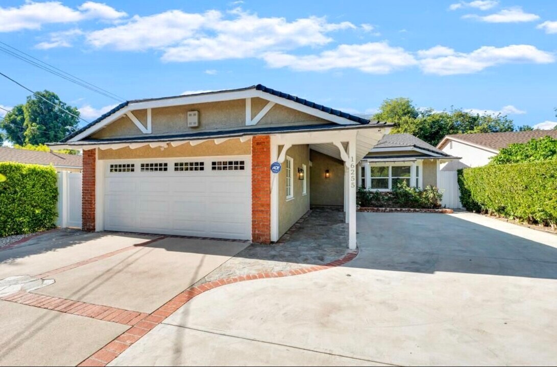 16255 Dickens St in Encino, CA - Building Photo