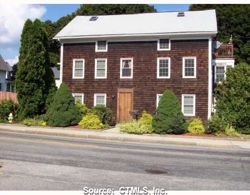 63 Woodstock Ave in Putnam, CT - Building Photo