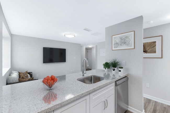 Seville East & West in Mississauga, ON - Building Photo - Building Photo