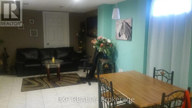 31 Matterdale Ave in Brampton, ON - Building Photo - Building Photo