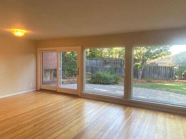 140 E Floresta Way in Menlo Park, CA - Building Photo - Building Photo