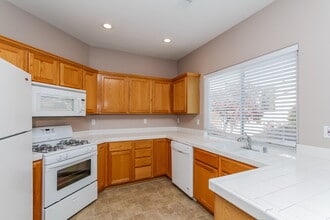 1070 Warm Canyon Way in Las Vegas, NV - Foto de edificio - Building Photo