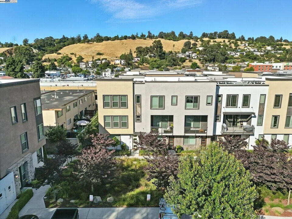 25243 Villager Ln in Hayward, CA - Foto de edificio