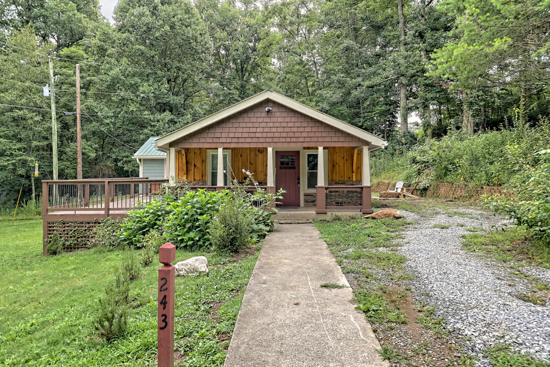 243 Ov Justus Rd in Rabun Gap, GA - Building Photo