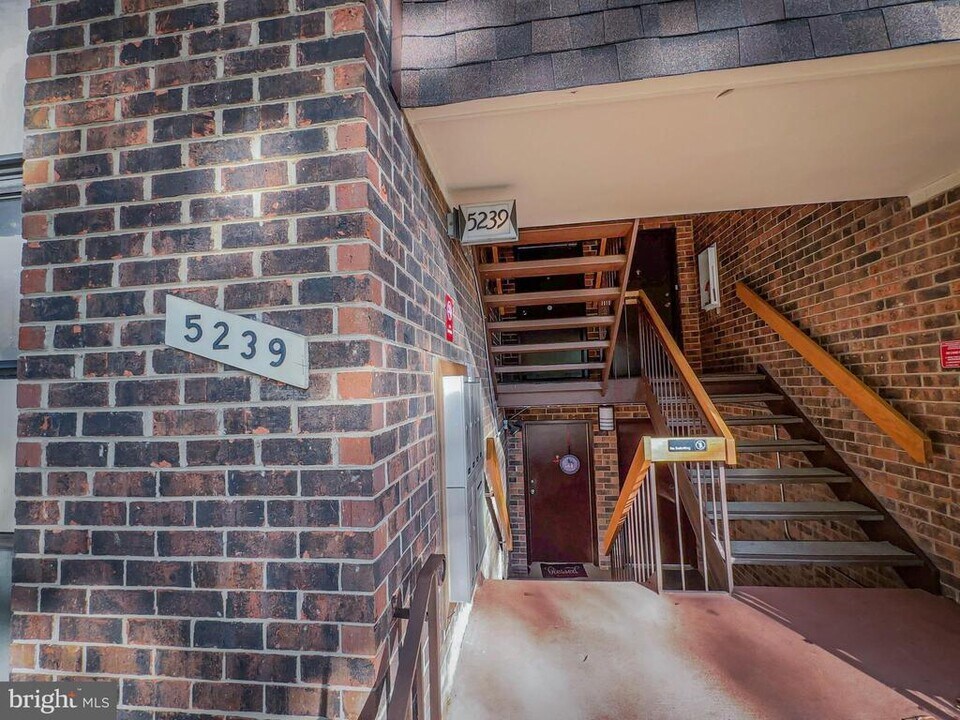5239 W Running Brook Rd-Unit -302 in Columbia, MD - Building Photo
