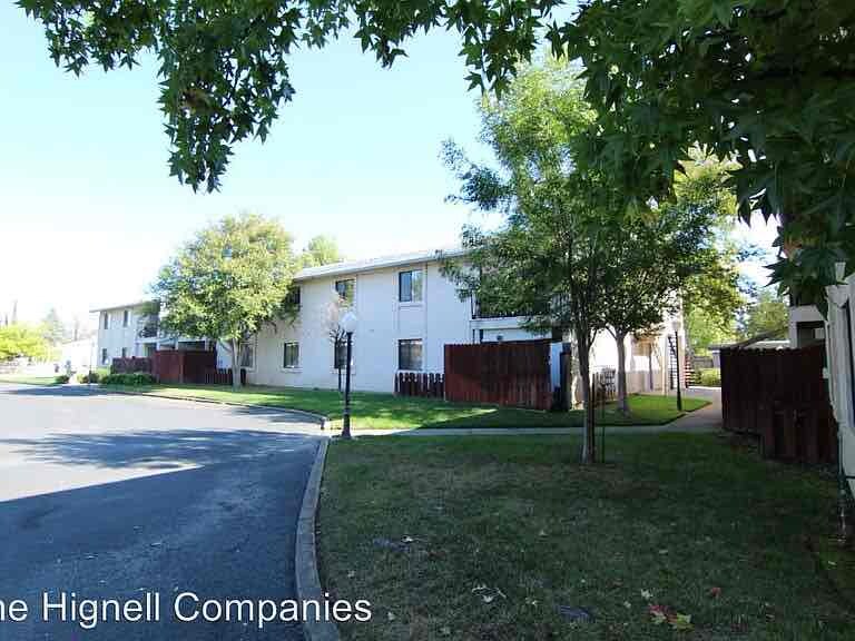 3435 Santa Rosa Way in Redding, CA - Foto de edificio