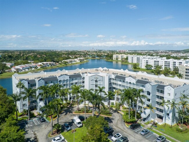 10700 NW 66th St in Doral, FL - Foto de edificio - Building Photo