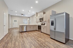 21 Latham St in Houston, TX - Building Photo