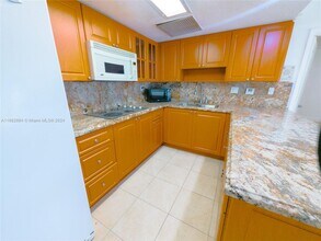 16337 Willow Creek Dr-Unit -16337 in Miami Lakes, FL - Building Photo - Building Photo