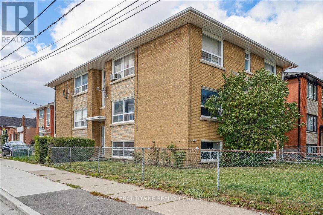 2-2 Wesley St in Toronto, ON - Building Photo