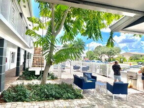 330 W Camino Real in Boca Raton, FL - Building Photo - Building Photo