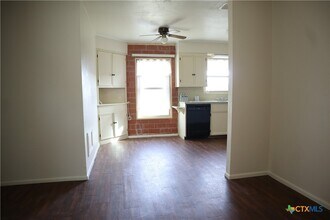 1403 Canary Ln in Seguin, TX - Building Photo - Building Photo