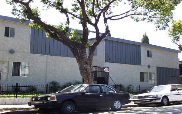 348-358 E 17th St in Long Beach, CA - Building Photo - Building Photo