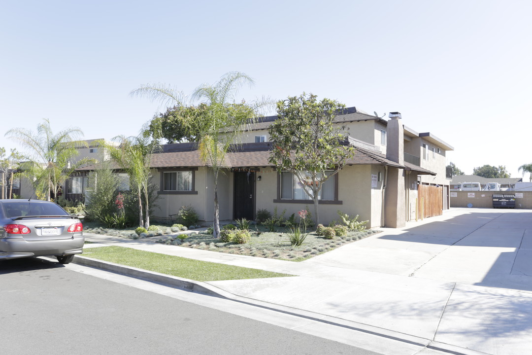 17272 Keelson Ln in Huntington Beach, CA - Building Photo