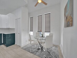 703 SE 16th Ct in Fort Lauderdale, FL - Foto de edificio - Building Photo