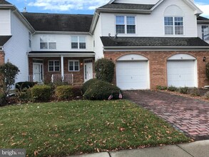 92 Shelley Cir in East Windsor, NJ - Foto de edificio - Building Photo