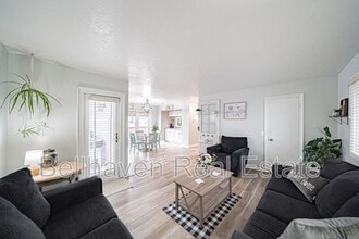 12000 S Sunrise Cir in Idaho Falls, ID - Foto de edificio - Building Photo
