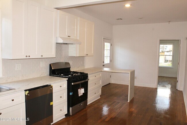 100 Cottage Pl in Long Branch, NJ - Foto de edificio - Building Photo