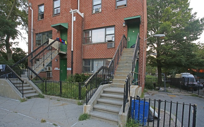 761-765 Logan St in Brooklyn, NY - Building Photo - Building Photo