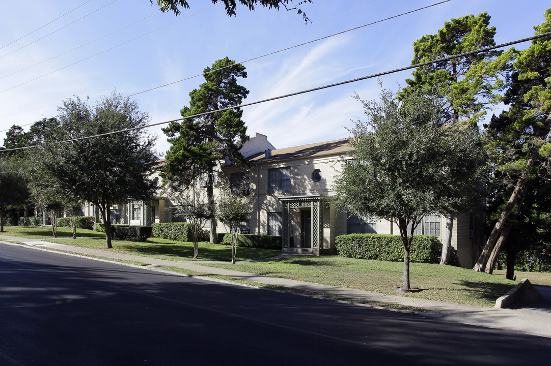 Bel-Aire Apartments in San Antonio, TX - Building Photo