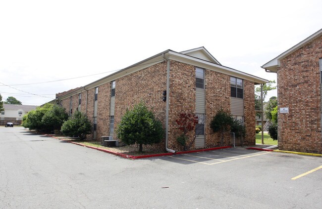 College Park Apartments in Conway, AR - Foto de edificio - Building Photo