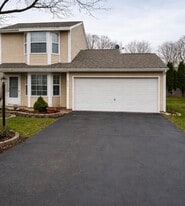 404 Lauren Ln in Island Lake, IL - Building Photo