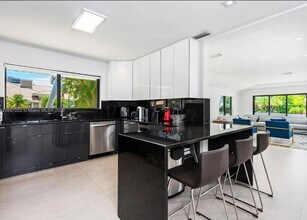 536 Hibiscus Dr in Hallandale Beach, FL - Building Photo - Building Photo