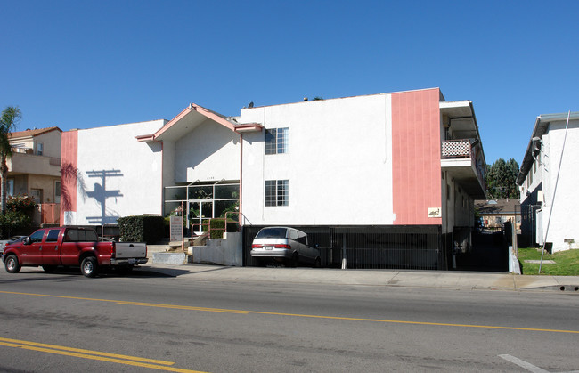 6937 Hazeltine Ave in Van Nuys, CA - Foto de edificio - Building Photo