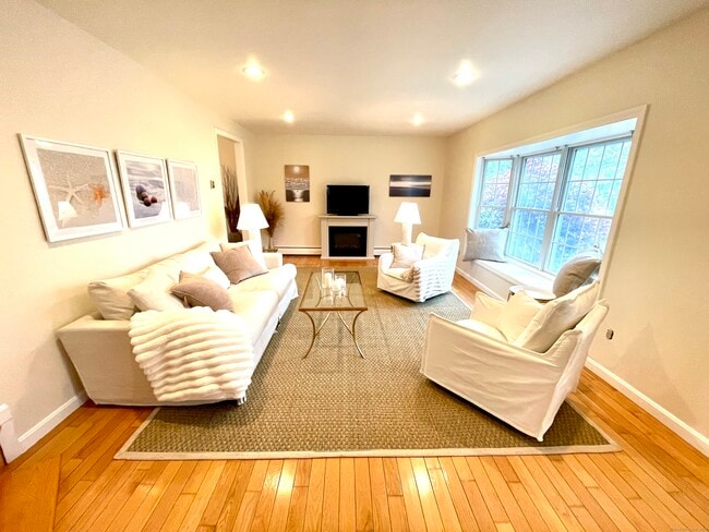 84 Renee Dr in Stonington, CT - Building Photo - Building Photo