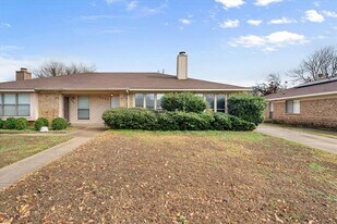 2920 Hilltop Dr in Euless, TX - Building Photo