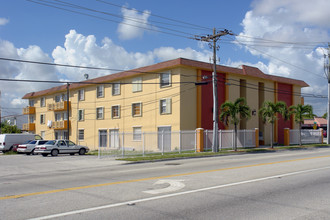 1530 W 68th St in Hialeah, FL - Foto de edificio - Building Photo