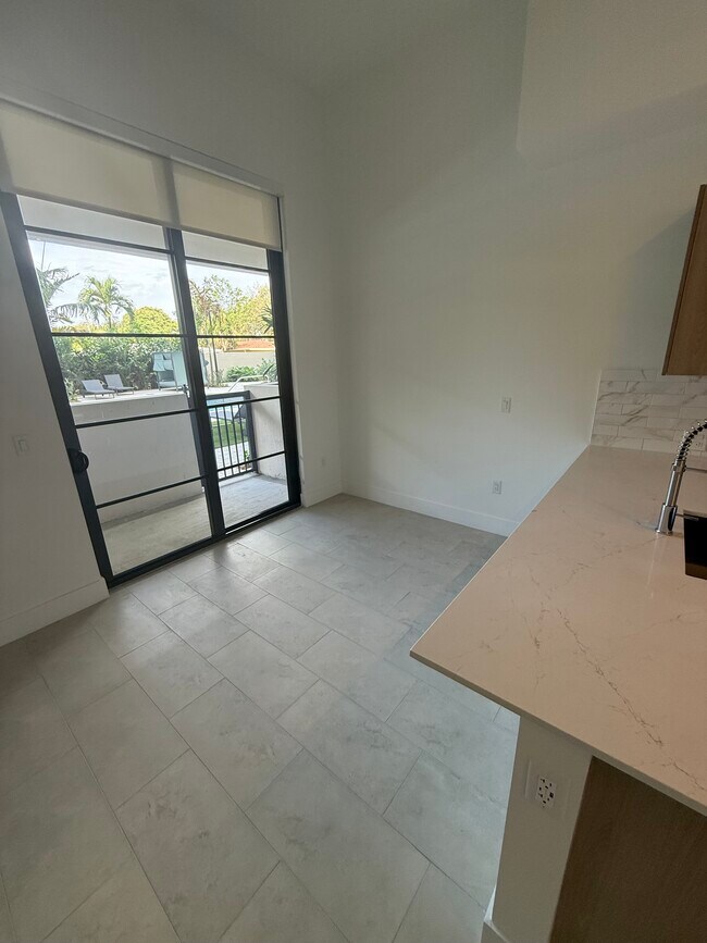 2507 NE 182nd St, Unit A2 in North Miami Beach, FL - Building Photo - Building Photo