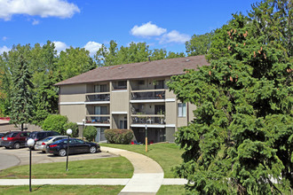 Clinton Manor Apartments in Harrison Township, MI - Building Photo - Building Photo