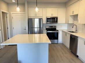 660 Shawnee Sq SW in Calgary, AB - Building Photo - Building Photo