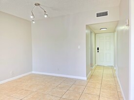 3300 NE 10th Ter, Unit 61 in Pompano Beach, FL - Building Photo