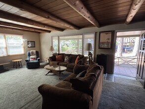 950 Lakeview Ave in South Lake Tahoe, CA - Building Photo - Building Photo