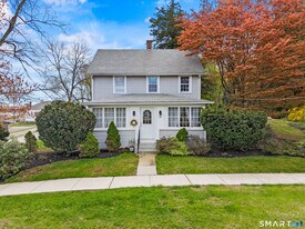 46 Main St in Essex, CT - Building Photo