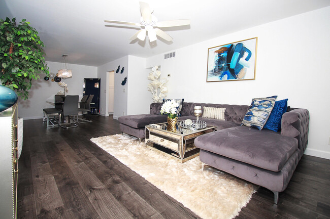 9840 Pineapple Tree Dr-Unit -203 in Boynton Beach, FL - Building Photo - Building Photo