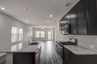 2021 Pine Stone Ln in Heartland, TX - Building Photo - Building Photo