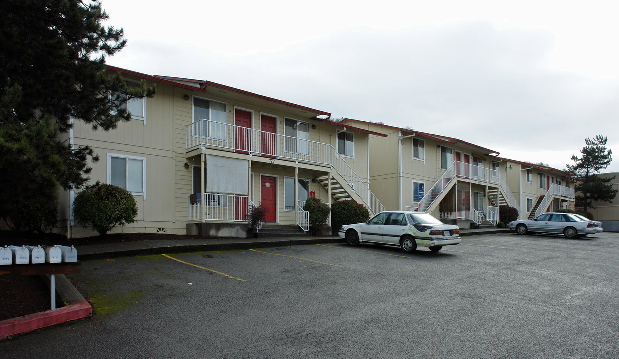 North Pine Place in Roseburg, OR - Foto de edificio