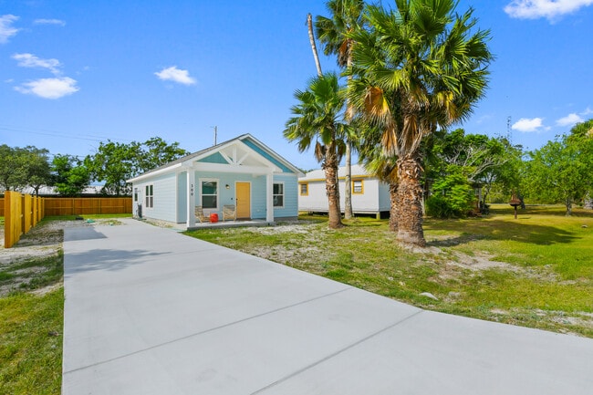 300 Rustic Oak Ln in Rockport, TX - Building Photo - Building Photo
