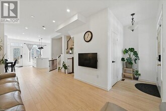 180 Glenashton Dr in Oakville, ON - Building Photo - Building Photo