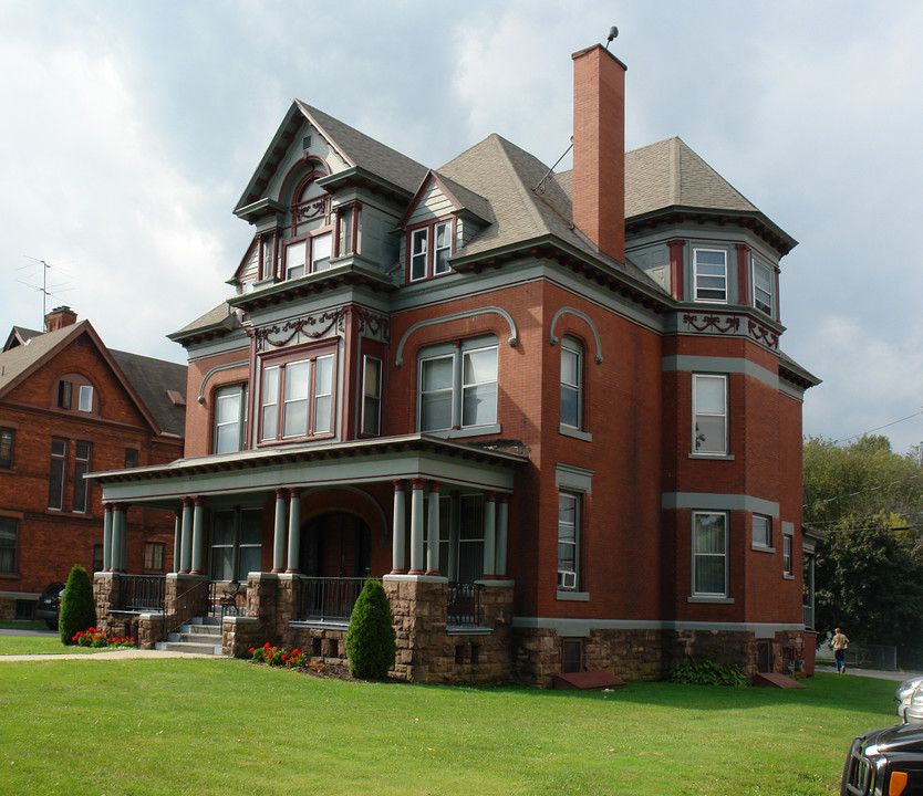 The Victorian in Utica, NY - Foto de edificio