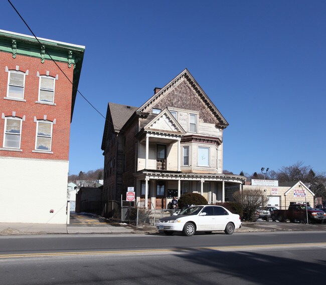 437 E Main St in Waterbury, CT - Foto de edificio - Building Photo