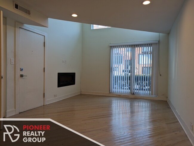 1014 W Grace St, Unit #944-F201 in Chicago, IL - Building Photo - Building Photo
