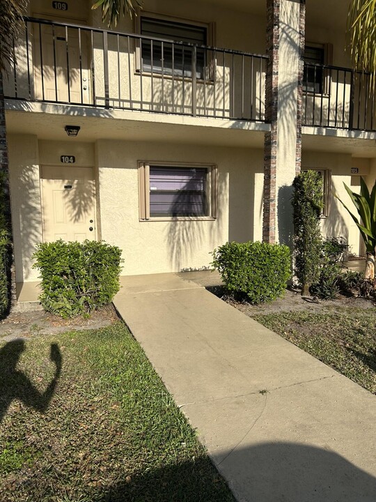 23288 SW 57th Ave in Boca Raton, FL - Building Photo