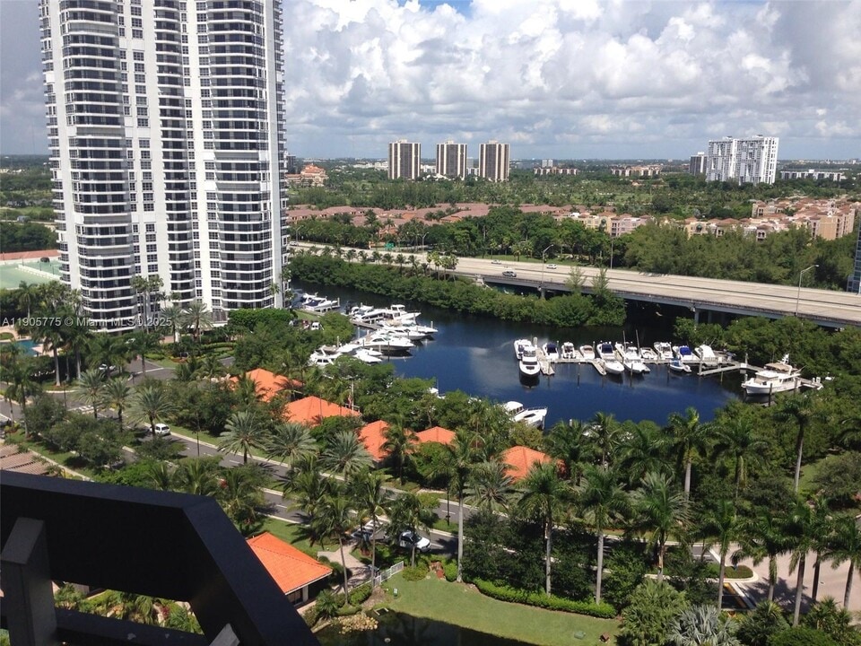 19101 Mystic Pointe Dr in Aventura, FL - Foto de edificio