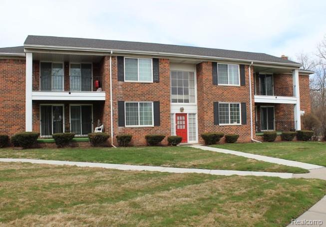 25361 Shiawassee Cir in Southfield, MI - Building Photo